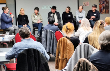 Blick der Teilnehmenden auf das Podium