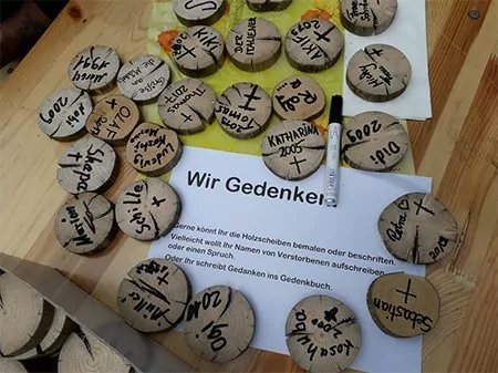 jes-duisburg-holzscheiben-gedenktag2019